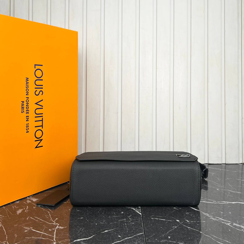 Louis Vuitton Takeoff Messenger Bag